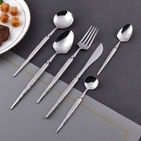 Vente en gros de fourchette cuillère et couteau de table en acier inoxydable, ensemble de couverts avec manche à motif moiré
