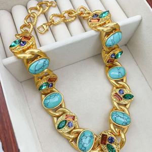 Parure de bijoux vintage bohème géométrique en laiton incrusté plaqué or, avec turquoise du Sud-Ouest, collier, boucles d'oreilles et bracelet - Product Image 3