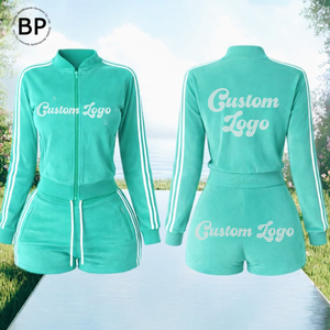 Completo da <span class=keywords><strong>donna</strong></span> in <span class=keywords><strong>velluto</strong></span> a due pezzi con giacca con zip e pantaloncini, design a righe Y2K, collo alto, personalizzabile con logo - Collezione Estate 2026 - Product Image 1