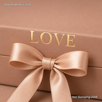 Luxe Valentijnsdag rigid giftbox met gouden folie LOVE hot stamping, matte laminatie, opklapbaar, op maat gemaakte verpakking voor sieraden en cosmetica