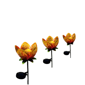 Lampe décorative de jardin extérieure à LED, style européen, en résine ajourée, alimentée par l'énergie solaire, avec motif floral en métal à insérer dans le sol - Product Image 1