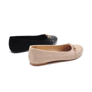 Escarpins en daim toucher velours d'été pour femmes talon bas sans lacet avec détail d'orteil en chaîne en métal noir/Beige tenue de bureau - Product Image 6