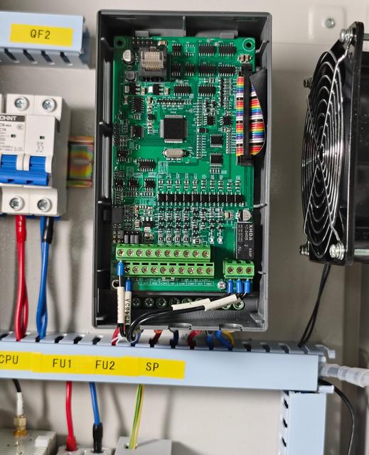 India's Large Agriculture PV550 5.5kW Hybrid-Grid IoT V/F SVC Solar Pump Control System Automatic Wind Turbines Inverter