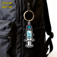Porte-clés en acrylique en forme de seringue mignonne, liquide bleu souriant avec texte LIFT et bras, idéal pour sacs à dos, humour médical