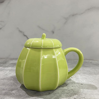 Tasse en céramique Citrouille avec couvercle et cuillère, tasse à café d'automne rayée peinte à la main, poignée en forme de tige noire, orange et menthe, vente en gros