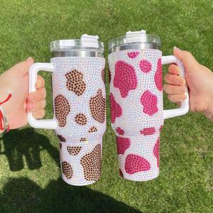 Gobelet isotherme 40 oz à motif vache, entièrement orné de strass en cristal et de pierres brillantes, avec poignée, couvercle et paille - Product Image 2