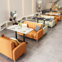 Maßgefertigtes modernes Restaurant-Sitzgruppen-Set mit Steinplatte, goldener Restauranttisch und Stühlen, Restaurantsofa für Café und Coffeeshop
