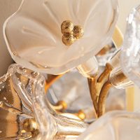Applique murale en verre de luxe avec accents en cristal, design floral élégant pour la décoration de la chambre, du couloir et du salon