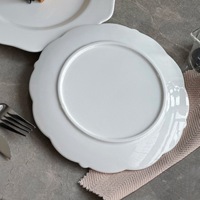 Assiette plate en porcelaine émaillée blanche pure, style européen simple, avec bordure en dentelle, écologique, pour desserts et gâteaux, idéale pour l'hôtellerie