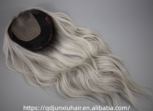 Topper capillaire en <span class=keywords><strong>cheveux</strong></span> humains ondulés Ombré Gris Cendré Argenté Slavic Beauty, avec base en dentelle respirante et aspect naturel, pour <span class=keywords><strong>cheveux</strong></span> clairsemés - Product Image 4