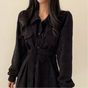 Robe longue <span class=keywords><strong>chic</strong></span> coréenne automne-hiver vintage à revers, simple boutonnage, ceinture à nouer, couleur unie, en velours côtelé, antistatique, coupe lanterne - Product Image 4