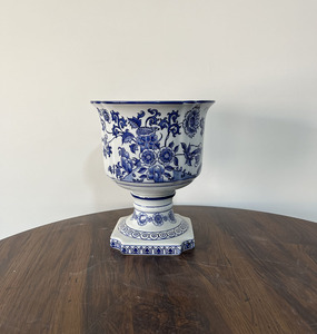 Vase Oriental en Porcelaine avec Décoration de Feuille de Fleur Bleu Cobalt Style Art Déco pour Chambre à Coucher Design Simple en Céramique - Product Image 2