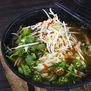 Juego de cuencos de <span class=keywords><strong>ramen</strong></span> de melamina de 9 pulgadas de estilo japonés, cuenco de fideos Pho Udon para sopa asiática negra mate con <span class=keywords><strong>cuchara</strong></span>, palillos para restaurante - Product Image 5