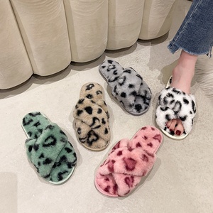 Nouveauté Pantoufles de maison personnalisées en fausse <span class=keywords><strong>fourrure</strong></span> à la mode pour femmes Pantoufles d'intérieur en <span class=keywords><strong>fourrure</strong></span> léopard croisé pour femmes - Product Image 2