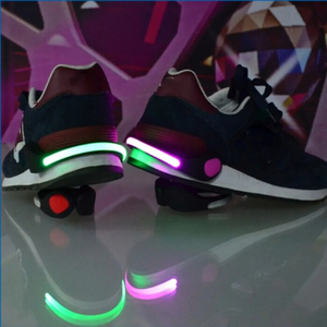 ไฟติดรองเท้าแบบ LED ส่องสว่างกลางคืน สำหรับวิ่งกลางแจ้ง ปั่นจักรยาน เล่นกีฬา  พร้อมโลโก้สั่งทำพิเศษ วัสดุ ABS  ปลอดภัย มองเห็นชัดเจน - Product Image 1