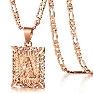 Collar con Colgante Cuadrado de Letra Personalizado Unisex de Aleación de Zinc Dorado con Cadenas - Joyería de Diseño de Alta Gama - Product Image 6