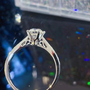 Anillo de Compromiso de Diamantes en Oro Blanco para Mujer F1345, Corte Brillante Redondo, Diamantes Laterales Naturales de Color G - Product Image 5