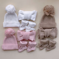 3pcs Big Pompom Knit Beanie Chunky Stitch Bonnet en coton pour nouveau-nés avec chaussettes assorties Heirloom Handmade Hat Toddler Headwear Set