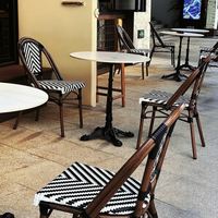 Chaise de jardin en alliage d'aluminium de bistro français ensemble de table moderne meubles en rotin d'extérieur durables pour entrepôt de salle à manger utilisation d'hôtel