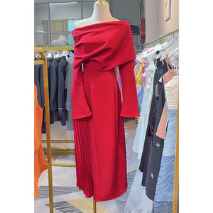 Thanh Lịch Chất Lượng Cao Của Phụ Nữ Buổi Tối Ăn Mặc Với Xếp Chồng Lên Nhau loe Tay Áo Xếp li Slit Biểu Tượng Thời Trang Cổ Điển Trên Phía Trước Sàn Chiều Dài - Product Image 2