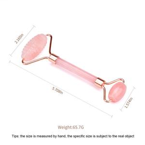 Rullo di giada al quarzo rosa personalizzato per il sollevamento del <span class=keywords><strong>viso</strong></span> e il serraggio di <span class=keywords><strong>pietra</strong></span> massaggiatore per il <span class=keywords><strong>viso</strong></span> appuntito - Product Image 2