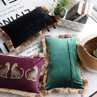 Housse de coussin décorative en velours imprimé léopard avec pompons, motif léopard