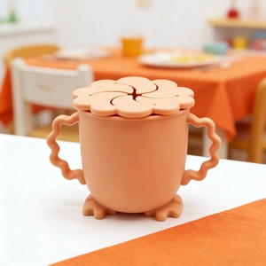 Vente en gros de gobelets à collation pliables en silicone de qualité alimentaire pour bébés et enfants, avec couvercle transparent et poignée - Product Image 6