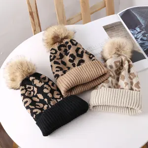 Vente chaude de haute qualité Beanie fabrication tricoté femmes Style motif léopard épais hiver Beanie chapeau avec pompon
