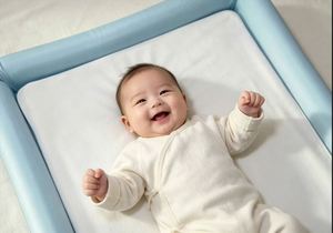 Splendide plateforme de repos rembourrée pour bébé avec serviette à séchage rapide et bande Velcro fiable pour un confort doux et pratique lors du change des couches du nouveau-né - Product Image 2