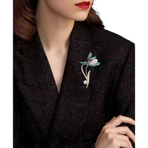 Yunlvマグノリアフラワーブローチ,ハイエンド,エレガント,フェミニン,シックなデザインセンスとパールCの軽い高級アクセサリー - Product Image 1