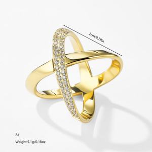 Bague en acier inoxydable de mode en gros, design croisé, fine alliance dorée, zircone de luxe, certifiée QC, garantie de 12 mois - Product Image 4