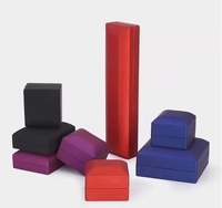 Boîtes de rangement pour bijoux en cuir PU rectangulaires faites à la main, portables, pour voyage, avec lumière LED, fermeture magnétique, multicolores, vente en gros