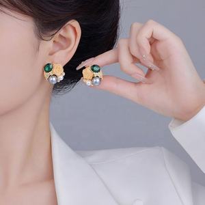 Boucles d'oreilles clous pour femmes, style médiéval français, romantique, élégant, exquis, géométrique, zircon, plaqué or, vintage, luxe, imitation perle - Product Image 2