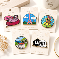 En gros, badges en émail mignons à motifs de dessins animés et anime, en alliage de zinc, personnalisables en usine, émail souple ou dur, pour cadeaux souvenirs