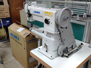 Máquina de Coser Industrial Juki 246 Usada, de Una Sola Aguja, con Alimentación Unísona, para Cuero - Product Image 3
