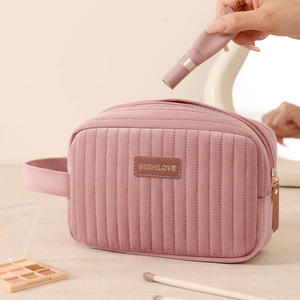 Trousse de maquillage portable rose avec fermeture éclair pour les voyages et l'usage quotidien - Product Image 2