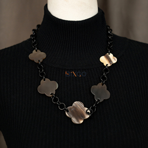 Sofisticado Collar de Cuerno de Búfalo con Diseño de Trébol, Cadena de Eslabones, Joyería Orgánica de Alta Gama, Regalo Sostenible, Uso Diario - Product Image 6