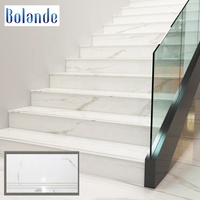 Marches d'escalier en porcelaine brillante, finition marbre blanc de Carrare, carreaux de marches