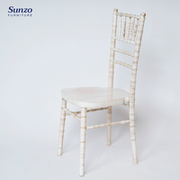 Chaise Chiavari Sunzo en bois massif empilable pour salle à manger, salon moderne, villa, mariage, usage commercial, extérieur, appartement