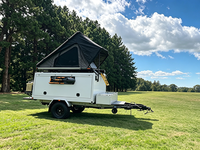 Remorque de camping légère tout-terrain 2026 à essieu unique avec auvent relevable détachable et réservoir d'eau de 140 L