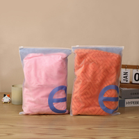 Sacs à fermeture éclair biodégradables personnalisés en PE Poly imprimé de T-shirt de logo sacs zip-lock givrés refermables pour l'emballage de vêtements
