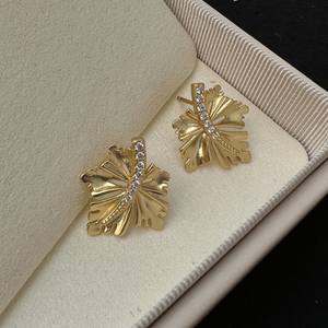 ต่างหูเงินแท้ S925 รูปใบเมเปิล สไตล์ฝรั่งเศส ย้อนยุค เรียบหรู ดีไซน์ทันสมัย ประดับเพชร ดีไซน์แบบห้อย - Product Image 3