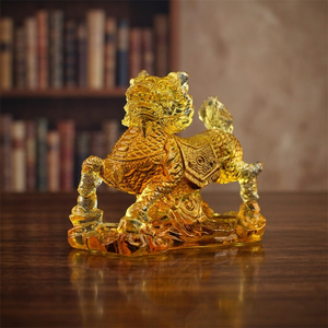 Estatua de Unicornio Hecha a Mano, Tallada y Grabada en Vidrio de Liuli Ámbar Cuadrado, Arte Popular Fengming, Decoración para el Hogar de Navidad y Año Nuevo Chino - Product Image 3