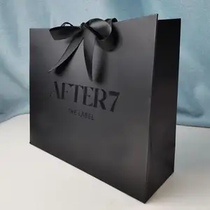 Hochwertige benutzer definierte Shopping mattschwarze Papiertüte benutzer definierte Luxus Papiertüten Verpackung für Kleidung mit UV-Logo