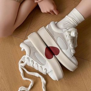 Zapatillas casuales unisex con diseño de corazón, estilo nicho Koala Gray, suela gruesa que aumenta la altura, zapatillas de moda para parejas. - Product Image 4
