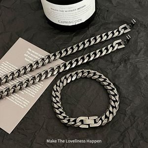 Bracelet vintage classique en acier inoxydable, ton argenté, style cubain, finition antique |   Hypoallergénique, imperméable, ne se décolore pas, pour hommes, pour les soirées - Product Image 3