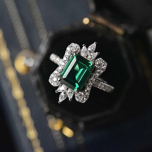 Anello di fidanzamento da donna con smeraldo quadrato a forma di principessa, gioiello da dito con corona floreale - Product Image 3