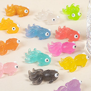 Promotion spéciale miniature <span class=keywords><strong>petit</strong></span> <span class=keywords><strong>poisson</strong></span> <span class=keywords><strong>rouge</strong></span> 3D résine Microlandscraft <span class=keywords><strong>poisson</strong></span> résine accessoires lueur dans l'obscurité breloques pour la décoration - Product Image 4