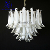 Lustre médiéval français, pendentif en verre de Murano fait main à pétales superposés, dégradé blanc clair, chaîne métallique, pour salle à manger de villa