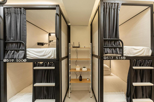 Cama cápsula de madera y acero para albergue juvenil Cityhub Sleepbox Moset, populares cápsulas de dormir tipo litera y de madera estable - Product Image 4
